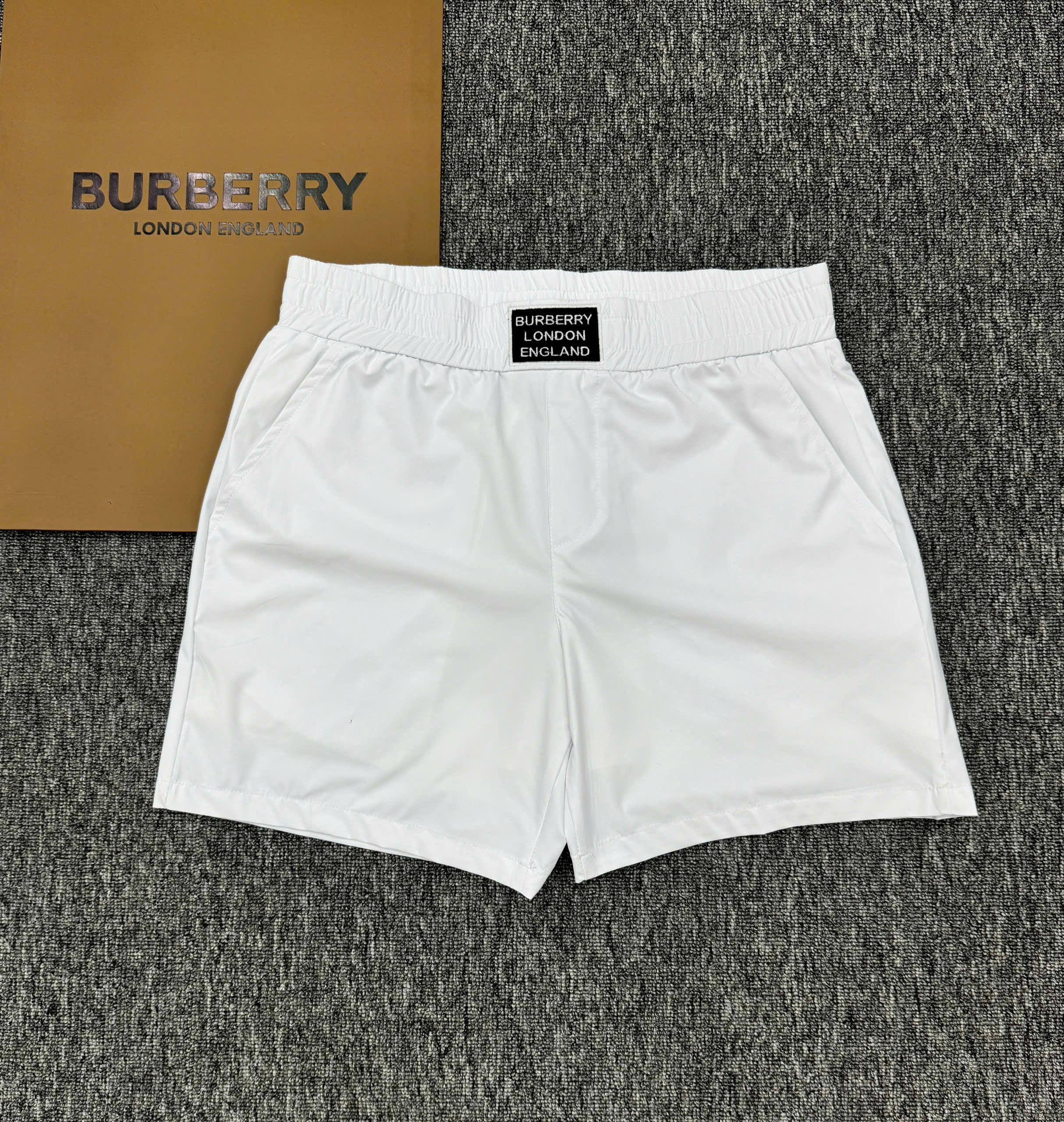 Quần short gió Burberry BBR trơn logo tag vuông thêu cạp Like Auth 1-1 on web MK